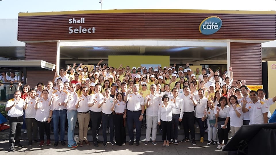 The men and women at Shell Pilipinas celebrate Shell FuelSave, and 110 years of Shell in the Philippines with global Shell executives who came to help mark the occasion.